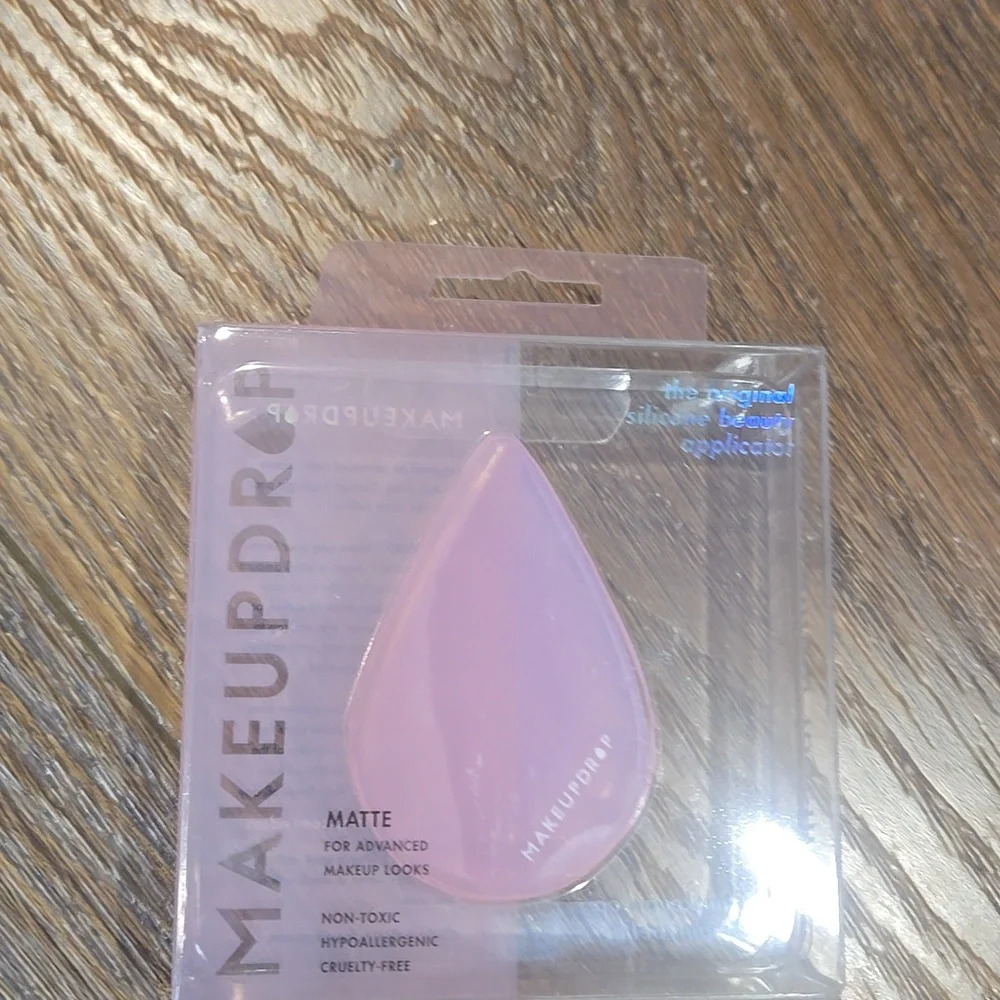 NWT TWO MAKEUPDROP MATTE SILICONE APPLICATOR.  #7890